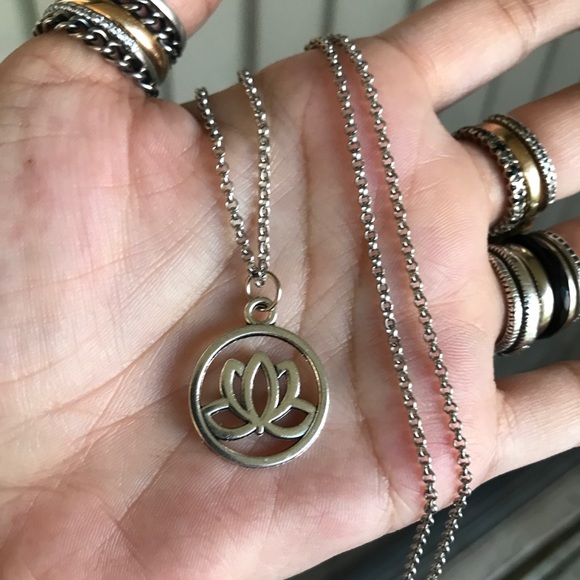 π΄Sale ! Boho lotus flower silver necklace - Picture 8 of 9